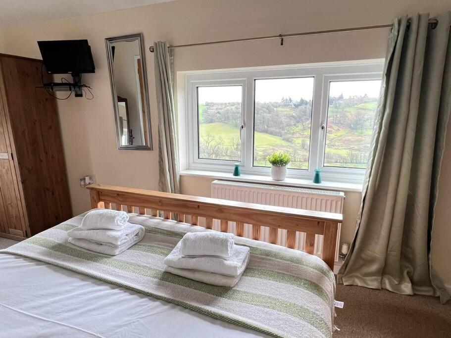 Upper Caerfaelog Farmhouse Llanbister Ngoại thất bức ảnh